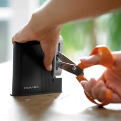 Fiskars Clip-Sharp, Total Length: 4 Cm, Plastic, 1000812 Scissors Sharpener, One Size, Black -Peugeot Shop 41mtjtaeBGL