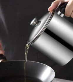 Bacon Grease Container With Strainer 1.3 L / 44 Oz Stainless Steel Cooking Oil Keeper With Lid And Tray Easy-Grip Handle Suitable For Storing Frying Oil And Cooking Grease (1.3, Silver) -Peugeot Shop 513ru0oeyrL